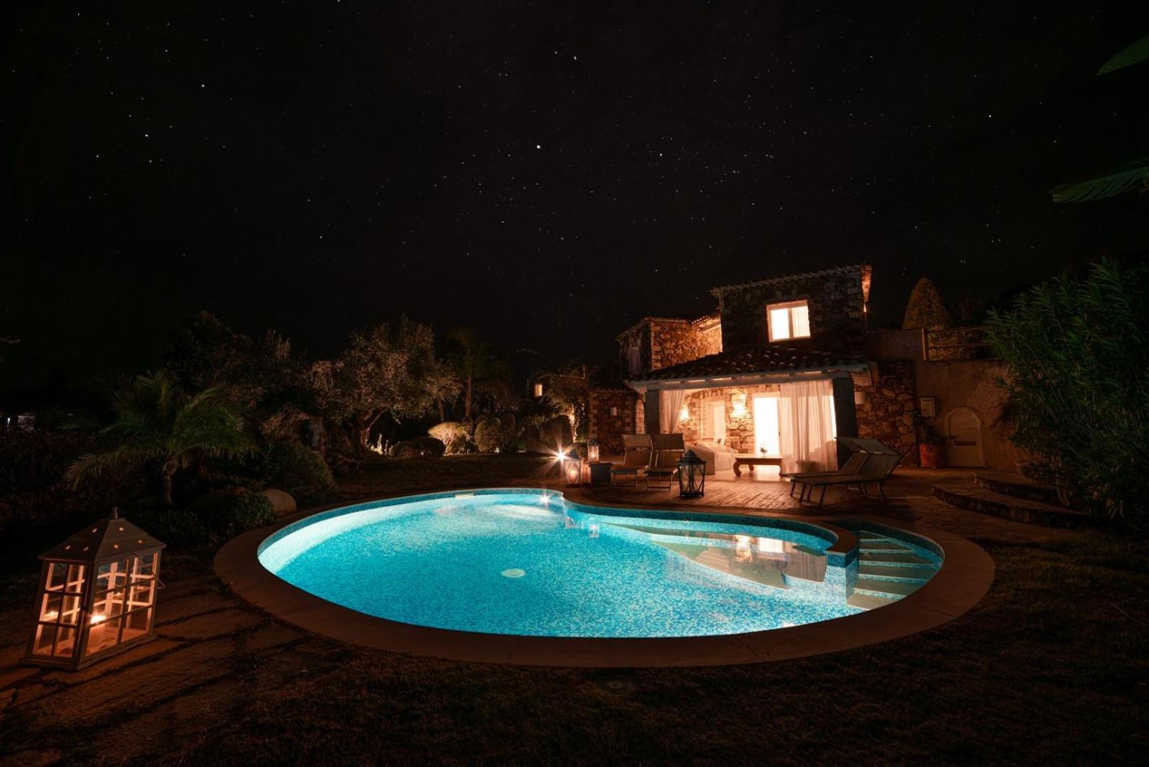 Villa Bougainvillea Con Piscina E Giardino Privato A Pochi Passi Dal Mare 카스티아다스 외부 사진
