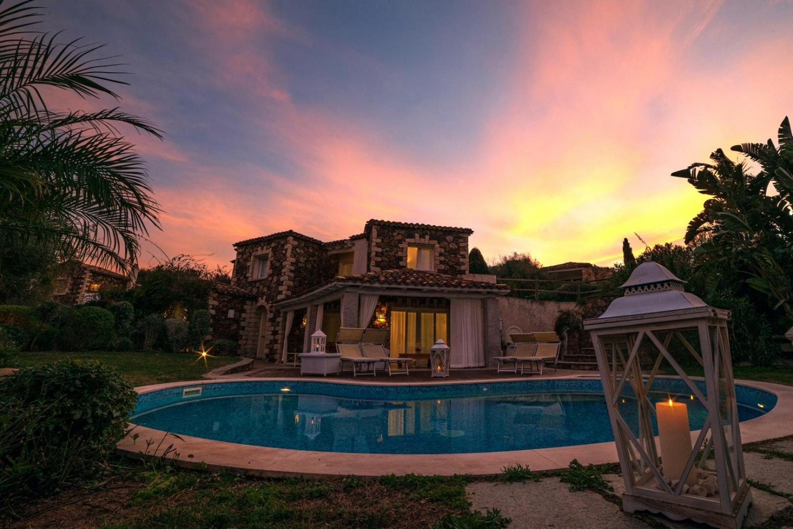 Villa Bougainvillea Con Piscina E Giardino Privato A Pochi Passi Dal Mare 카스티아다스 외부 사진