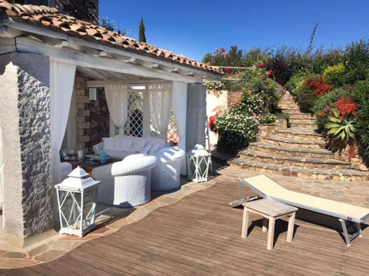 Villa Bougainvillea Con Piscina E Giardino Privato A Pochi Passi Dal Mare 카스티아다스 외부 사진